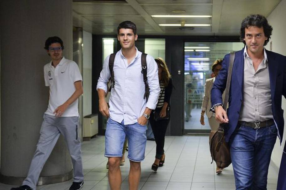 Alvaro Morata sorride al suo arrivo a Torino. Inizia l&#39;avventura juventina dello spagnolo ex Real Madrid. LaPresse